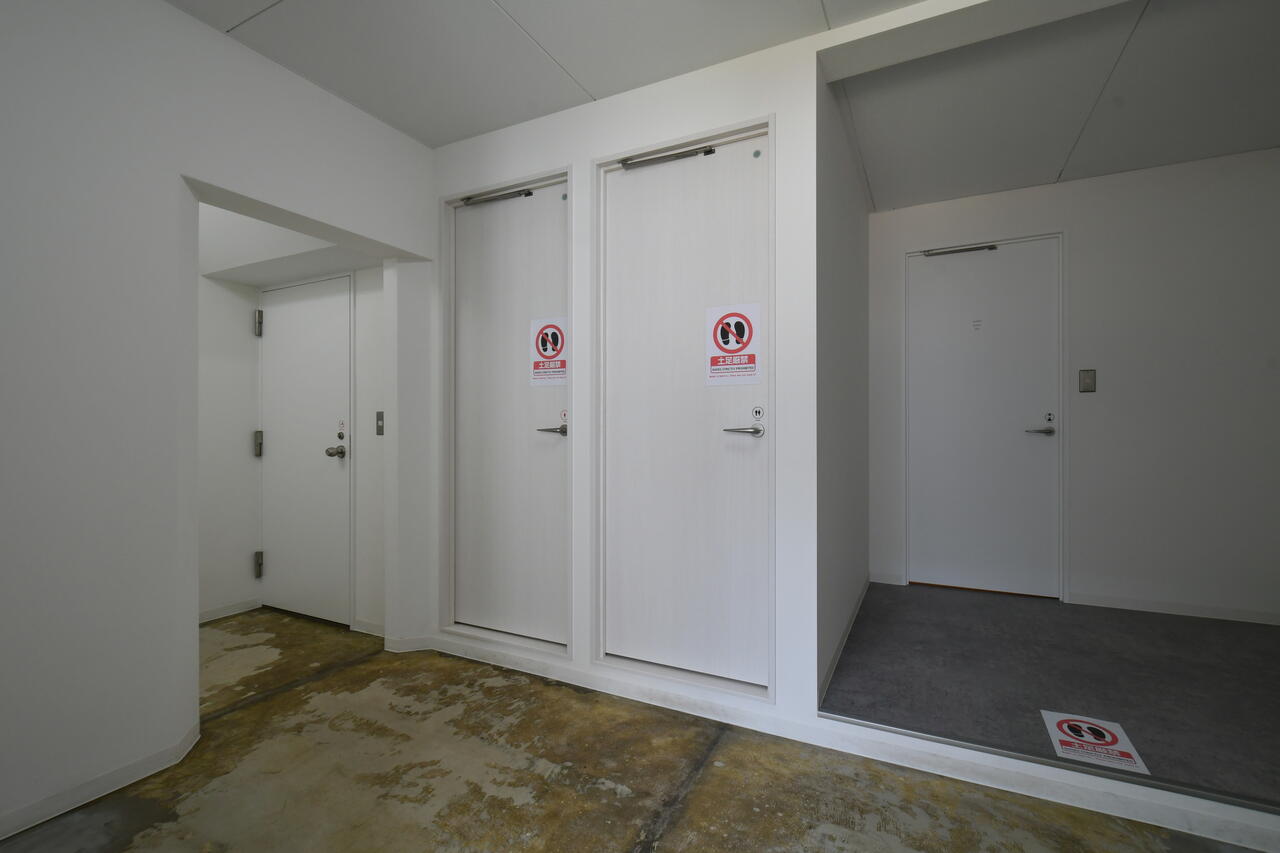 左手のドアから、女性専用の水まわり設備、女性専用トイレ、男女兼用トイレと、男女兼用の水まわり設備です。|1F その他