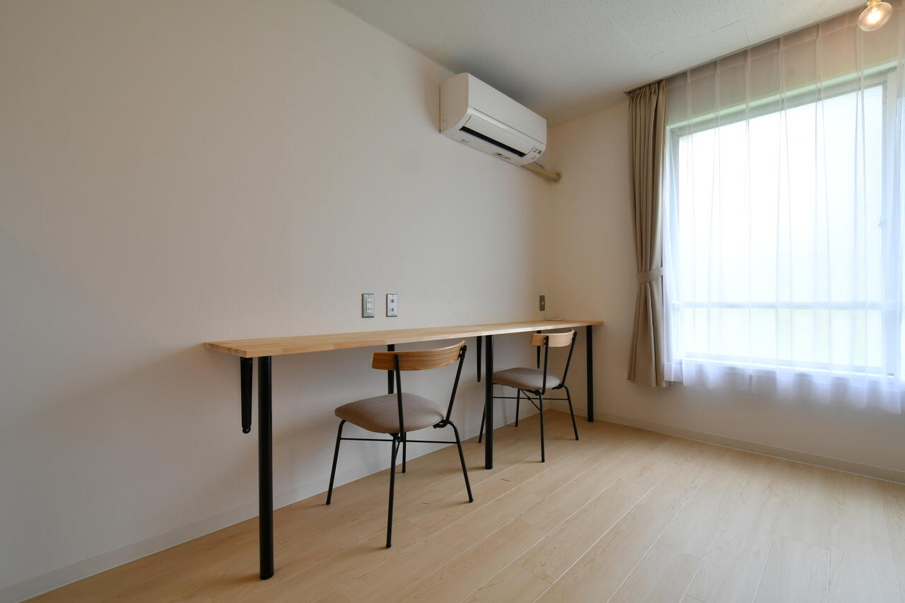 全室にテーブルとイスが設置されています。（109号室）|1F 部屋