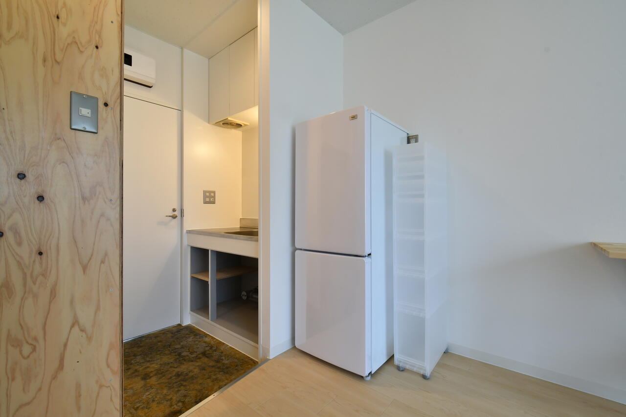 冷蔵庫と収納棚の様子。（109号室）|1F 部屋