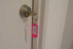 バスルームを利用するには、専用の鍵が必要です。鍵は1階の宅配ボックス内に置かれています。(2017-08-07,共用部,BATH,)