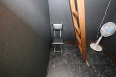 地下室の様子。なぜか予備の椅子がある。客席？（103号室）(2008-07-23,専有部,ROOM,1F)
