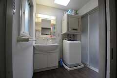 脱衣室には、洗面台と洗濯機＆乾燥機が設置されています。（A棟）(2013-10-07,共用部,BATH,1F)