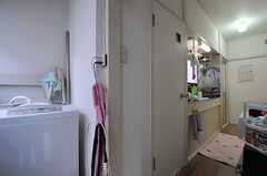 廊下には、洗濯機、キッチンが設置されています。（B棟）(2013-10-07,共用部,OTHER,2F)