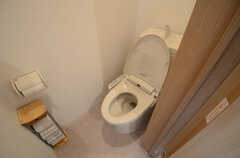 トイレの様子。2Fに2室、3Fと1Fに1室ずつあります。(2013-07-05,共用部,TOILET,2F)