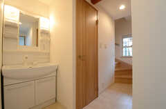 廊下の様子。洗面台脇のドアはトイレです。トイレの対面にはランドリーがあります。(2013-07-05,共用部,OTHER,1F)