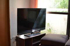 TVの様子。※テレビ、ソファー等は個人の所有物のため、変更の可能性があります。(2020-08-21,共用部,TV,1F)