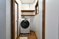 脱衣室の様子。ドラム式洗濯機が設置されています。※個人の所有物のため、変更の可能性があります。(2020-08-21,共用部,LAUNDRY,1F)