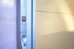 玄関ドアは、オートロックの非接触タイプです。(2012-12-24,周辺環境,ENTRANCE,1F)