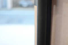 玄関ドアの内側の取っ手は合皮で、高級感があります。(2012-12-24,周辺環境,ENTRANCE,1F)