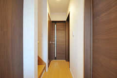 玄関を上がって、靴箱脇の廊下を進んだ先にリビングがあります。(2012-12-24,共用部,OTHER,1F)