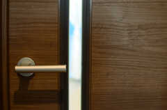 リビングに入るドアにはガラスがはめ込まれていて、内部の様子をうかがうことができます。(2012-12-24,共用部,OTHER,1F)