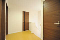 反対側から見た廊下の様子。正面のドアがシャワールームです。(2012-12-24,共用部,OTHER,2F)