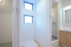 正面には洗濯機が設置されます。その両側にシャワールームと洗面台がそれぞれ一つずつ設置されています。(2012-12-24,共用部,BATH,2F)