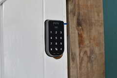 玄関ドアの鍵はナンバー式のオートロックです。(2018-05-29,周辺環境,ENTRANCE,1F)
