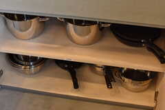 IHヒーターの下は共用の鍋やフライパンが収納されています。(2018-03-30,共用部,KITCHEN,1F)