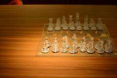 クリアな素材で作られたチェス盤。(2016-03-22,共用部,LIVINGROOM,1F)