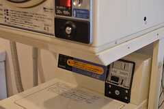 洗濯機・乾燥機はコイン式です。(2014-02-20,共用部,LAUNDRY,2F)
