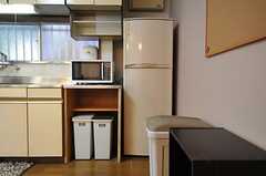 キッチン家電の様子。電子レンジの上には炊飯器が置かれています。(2012-05-21,共用部,KITCHEN,1F)