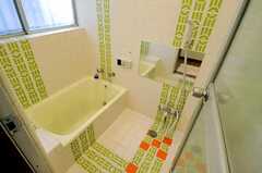 バスルームの様子。カラフルなタイル。(2012-05-21,共用部,BATH,1F)