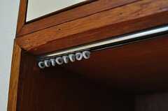 収納棚には目隠しに使えるカーテンレールがあります。（203号室）(2012-05-21,専有部,ROOM,2F)