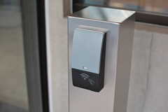 玄関の鍵は非接触式のカードキー。同じカードキーで各所に設置された鍵を開けられます。(2020-11-04,周辺環境,ENTRANCE,1F)