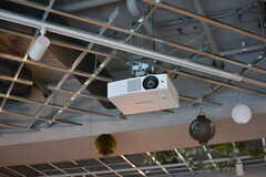 天井にはプロジェクターが設置されています。(2020-11-04,共用部,LIVINGROOM,1F)
