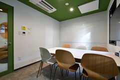 会議室の様子2。奥の壁にホワイトボードが設置されています。(2020-11-04,共用部,OTHER,1F)