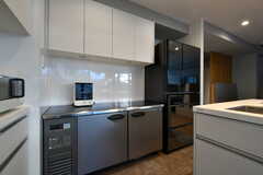 大型冷蔵庫と業務用冷蔵庫がどちらも使えます。専有部にも冷蔵庫が設置されています。(2020-11-04,共用部,KITCHEN,1F)
