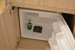 クローゼットの下段にはミニ冷蔵庫が設置されています。（S220号室）(2020-11-04,専有部,ROOM,2F)