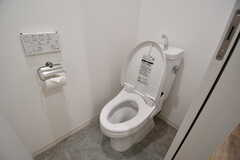 ウォシュレット付きトイレの様子。モデルルームです。（S218号室）(2020-11-04,専有部,ROOM,2F)