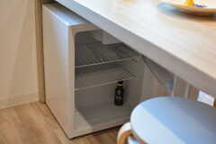 テーブルの下には冷蔵庫が設置されています。モデルルームです。（S217号室）(2020-11-04,専有部,ROOM,2F)