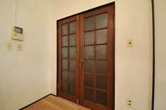 リビングのドア。ちょっぴりレトロな雰囲気です。(2013-10-01,共用部,LIVINGROOM,1F)
