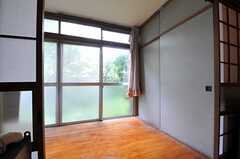 縁側付き。掃出窓からは直接庭に出ることが出来ます。（102号室）(2013-10-01,専有部,ROOM,1F)