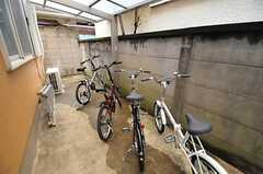 自転車置場の様子。希望者には1人1台貸出しています。(2013-03-27,共用部,GARAGE,1F)