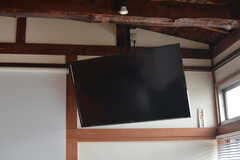 共用TVは天井から吊り下げられています。(2016-02-01,共用部,LIVINGROOM,2F)