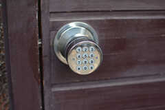 玄関の鍵はナンバー式のオートロック。(2021-03-31,周辺環境,ENTRANCE,1F)