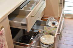 キッチントップの下は共用の鍋が収納されています。(2017-06-05,共用部,KITCHEN,1F)
