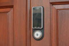 玄関の鍵はナンバー式のオートロック。(2022-08-02,周辺環境,ENTRANCE,1F)