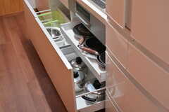 鍋やフライパン、キッチンツールは引き出しに収納されています。(2022-08-02,共用部,KITCHEN,1F)