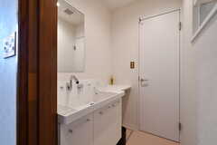 洗面台の様子。奥のドアはトイレです。(2022-08-02,共用部,WASHSTAND,1F)