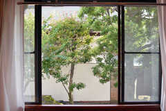 窓からは庭の緑が見えます。（103号室）(2022-08-02,専有部,ROOM,1F)