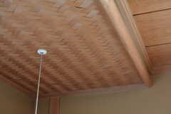 床の間と窓際は網代天井。（204号室）(2022-08-02,専有部,ROOM,2F)