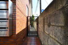 玄関脇から庭にアクセスできます。(2022-08-02,共用部,OTHER,1F)