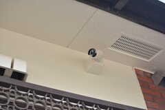 屋外に設置された防犯カメラ。(2022-08-02,共用部,OTHER,1F)