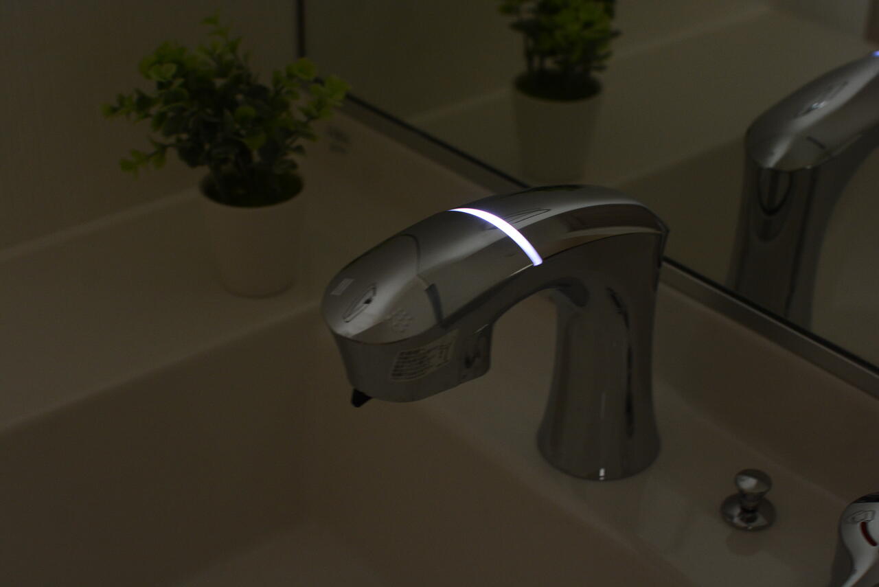 水栓は暗くてもわかるよう、光ります。|2F 洗面台
