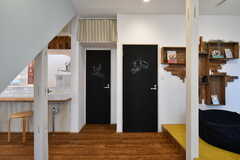 左手のドアはトイレ、右手はバスルームとランドリールームです。（B棟）(2018-10-03,共用部,OTHER,1F)