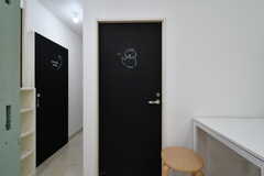 専有部のドアには、西荻窪にまつわるイラストが描かれています。（A101号室）(2018-10-03,専有部,ROOM,1F)