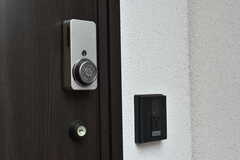 カメラ付きインターホンと玄関の鍵の様子。玄関はカードキー式です。(2018-10-05,周辺環境,ENTRANCE,1F)