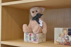 食器棚にはクマやウサギの人形が飾られています。人形はハンドメイドで、1体ずつ表情が異なるそうです。(2018-10-05,共用部,KITCHEN,1F)