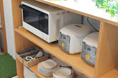 キッチン家電や食器の様子。(2022-11-29,共用部,KITCHEN,1F)